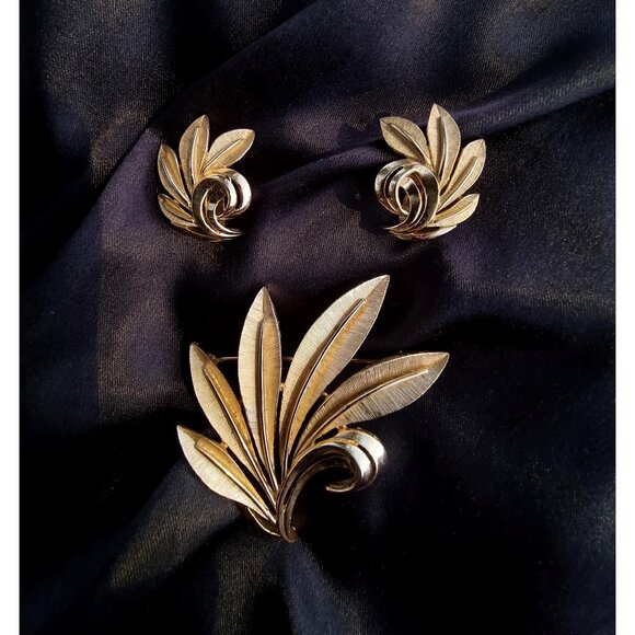 Vintage CROWN TRIFARI 1960s Gold Tone Leaf Leaves Floral Set